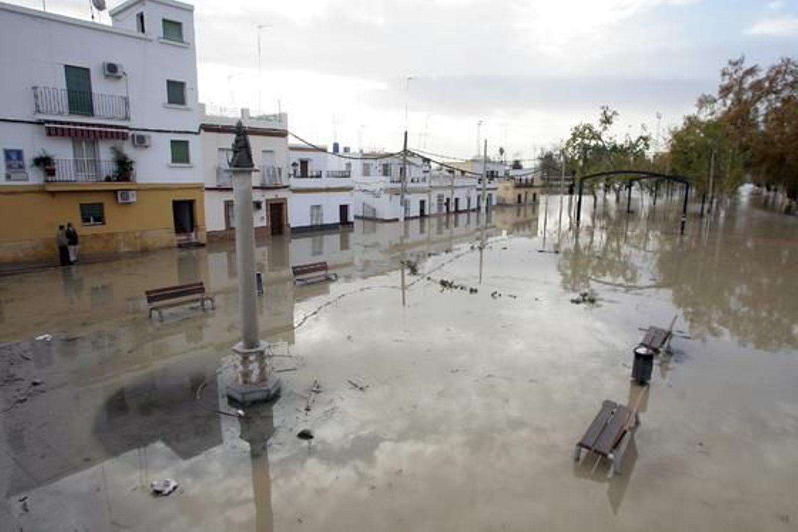 El Río Guadalquivir se desborda a su paso por Lora del Río.

Foto: Juan Carlos Muñoz