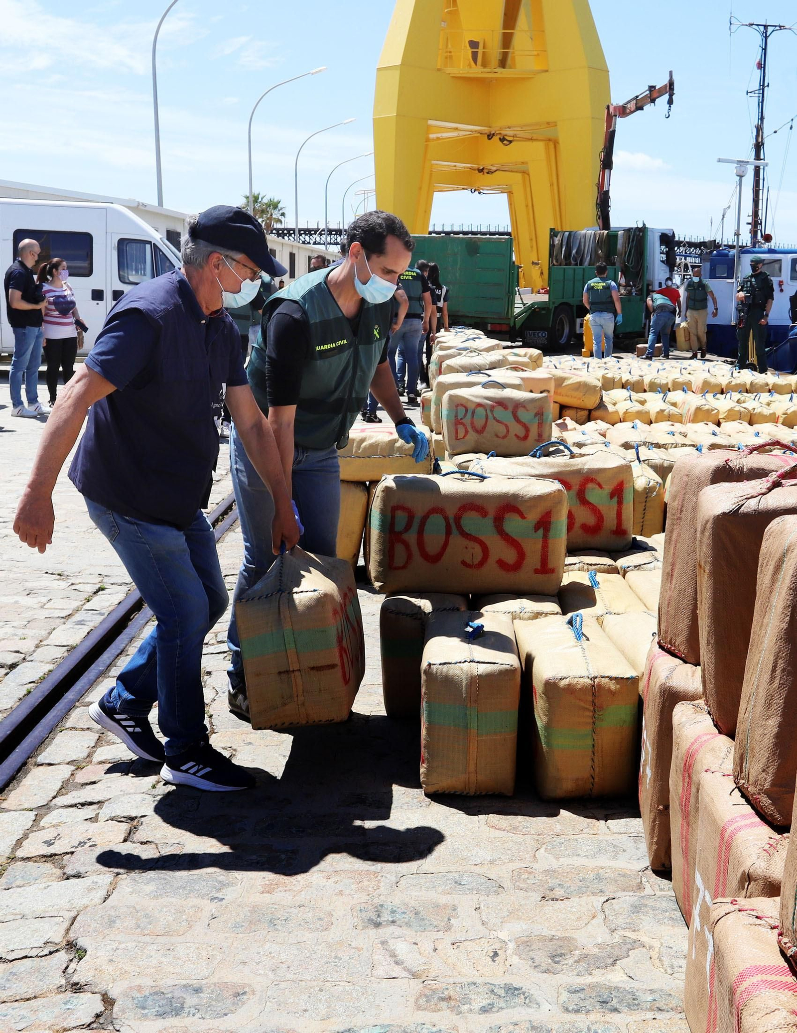 Imágenes de uno de los mayores alijos de hachís incautado por la Guardia Civil en Huelva