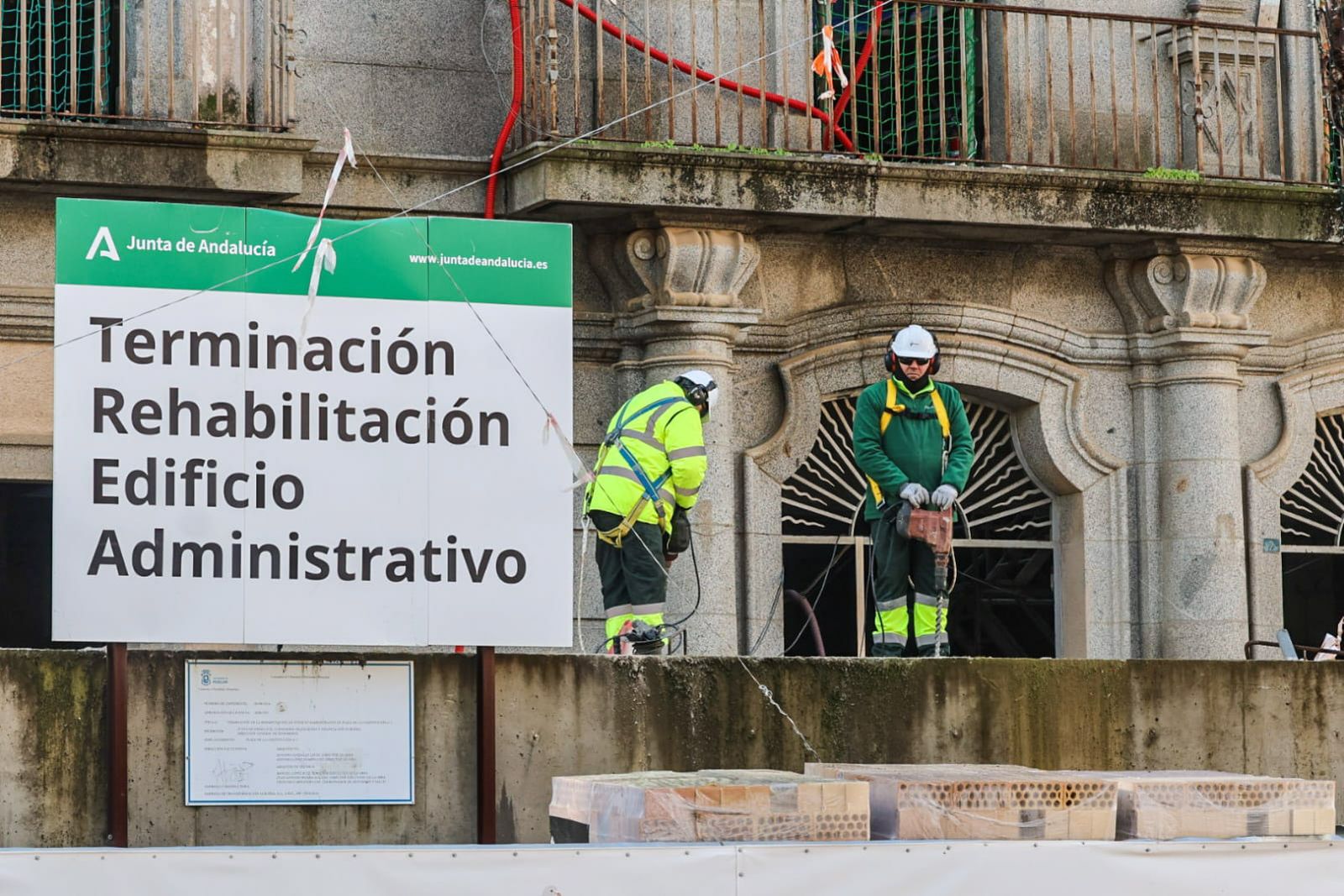 Fotos de la demolición de los bloques de hormigón situados alrededor del edificio de Hacienda