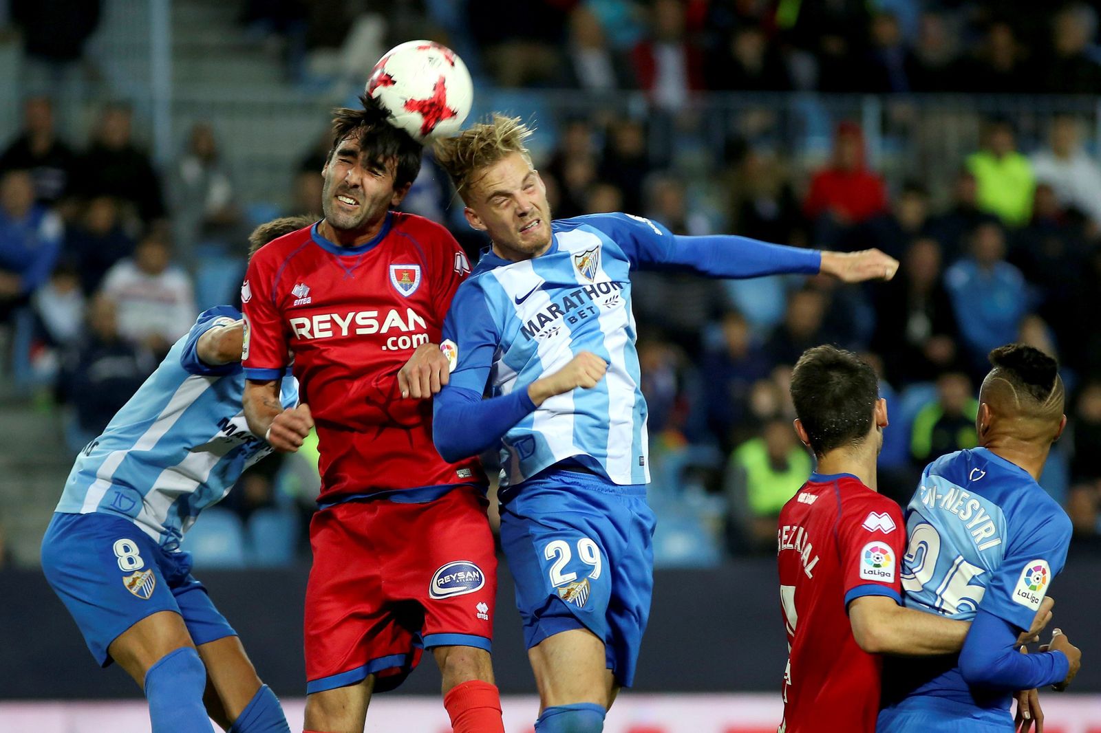 Escassi pugna con Ian Soler en una imagen del Málaga-Numancia de Copa del Rey.