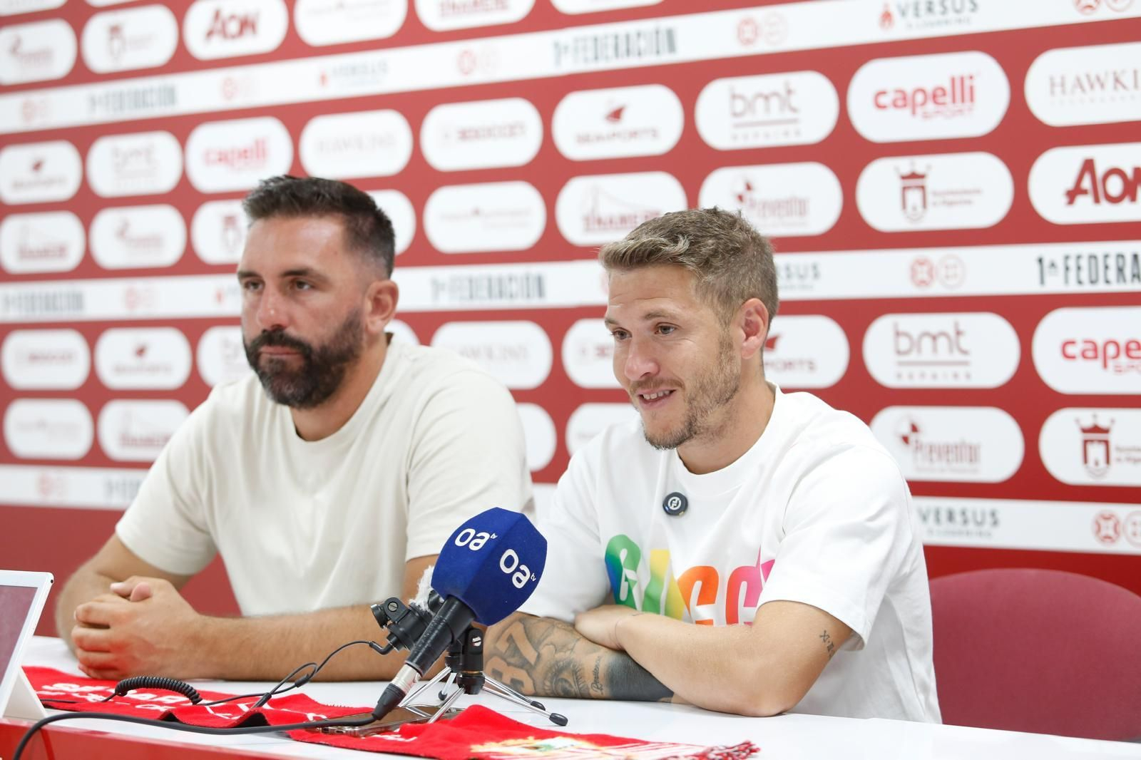 Juanma Garcia en la sala de prensa del Algeciras CF, junto al director deportivo Jordi Figueras