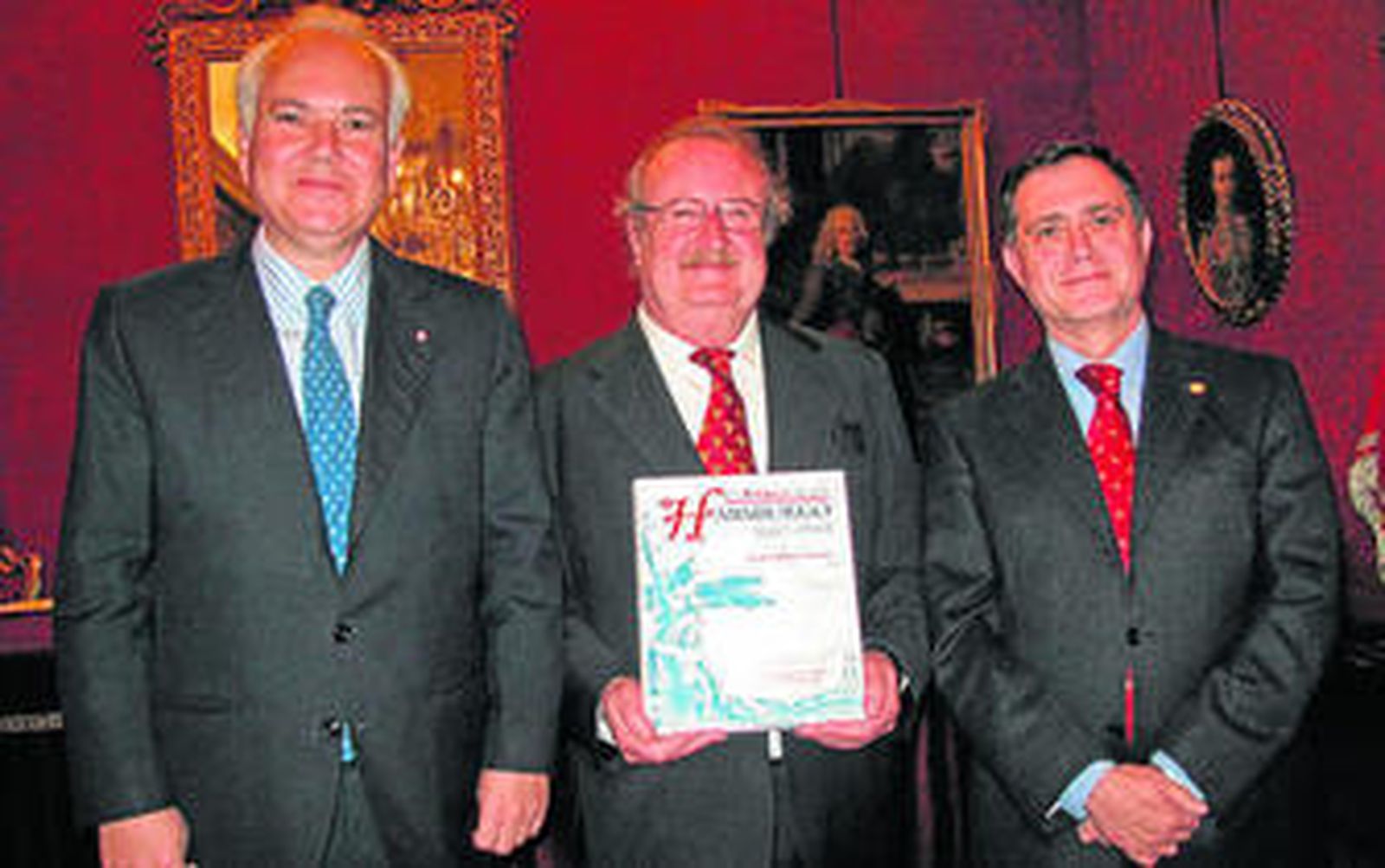 Alfonso Guajardo-Fajardo, teniente de hermano mayor de la Maestranza de Sevilla; el académico y profesor Ramón María Serrera, con su libro, y el rector de la Hispalense, Joaquín Luque.