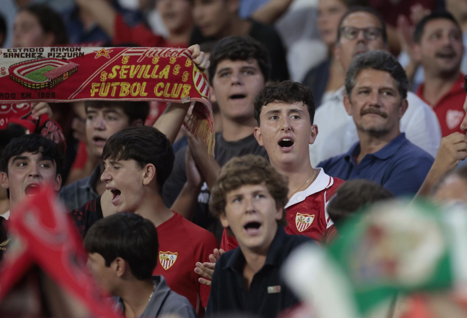 Búscate en las fotos del Sevilla - Elche