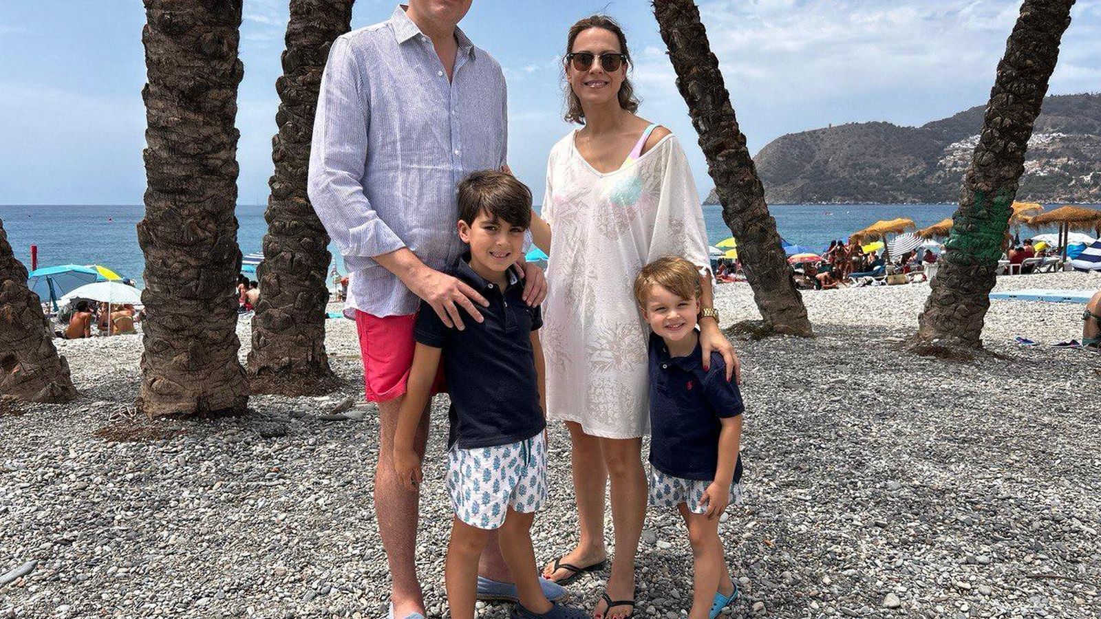 El candidato del PP de Granada al Senado, Vicente Azpitarte, pasa el día junto a su familia en la playa