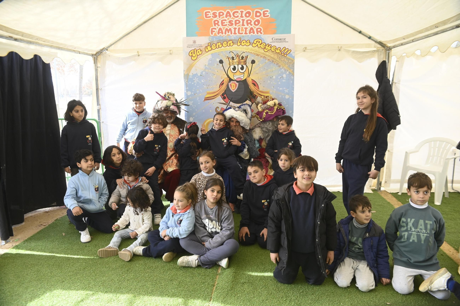 Los Reyes Magos visitan el mercadillo de El Arenal