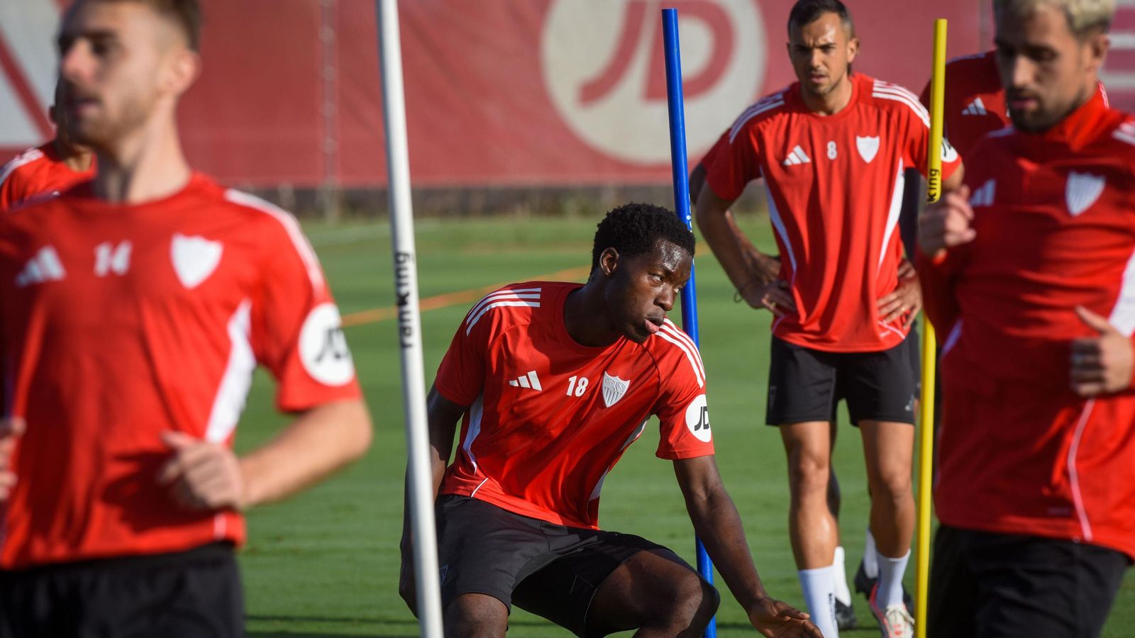 Agoumé se ejercita entre Peque, Joan Jordán y Januzaj.