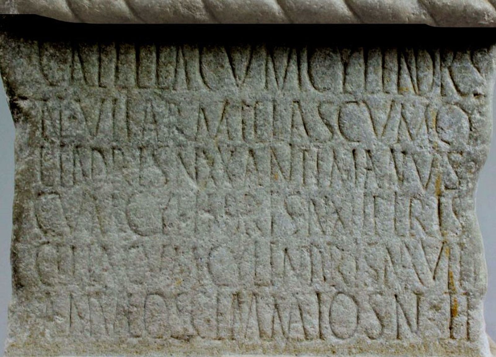 En la inscripción que aparece en el frente del pilar se puede leer cuál fue la donación que hizo Fabia Fabiana a la diosa: “una cadena de oro con siete piedras, pulseras con veinte gemas, brazalete con trece piedras, una ajorca con dieciocho piedras y dos anillos con gemas engastadas”.