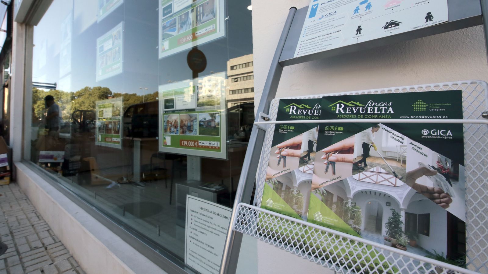 Escaparate de una inmobiliaria de la ciudad.