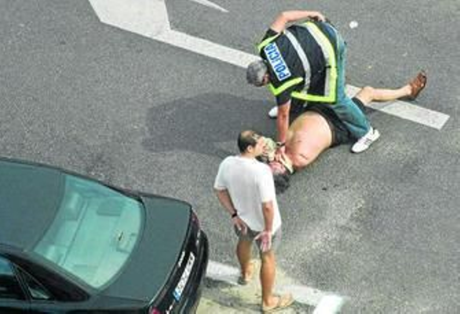 Momento en que un policía reduce a uno de los supuestos narcos, con el brazo amputado.
