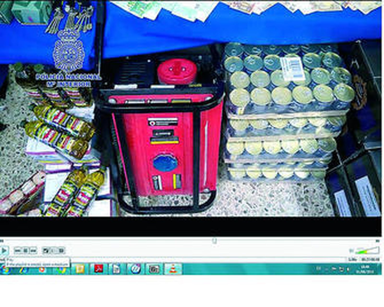 Imagen de los alimentos recuperados por los agentes, junto a otros objetos como dinero y ganzúas.