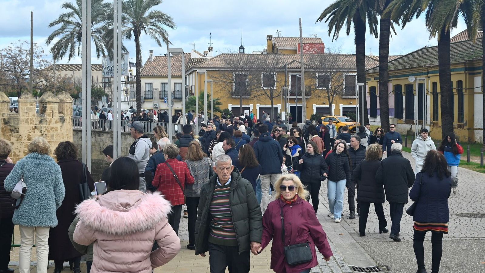 Ciudadanos paseando junto al río.