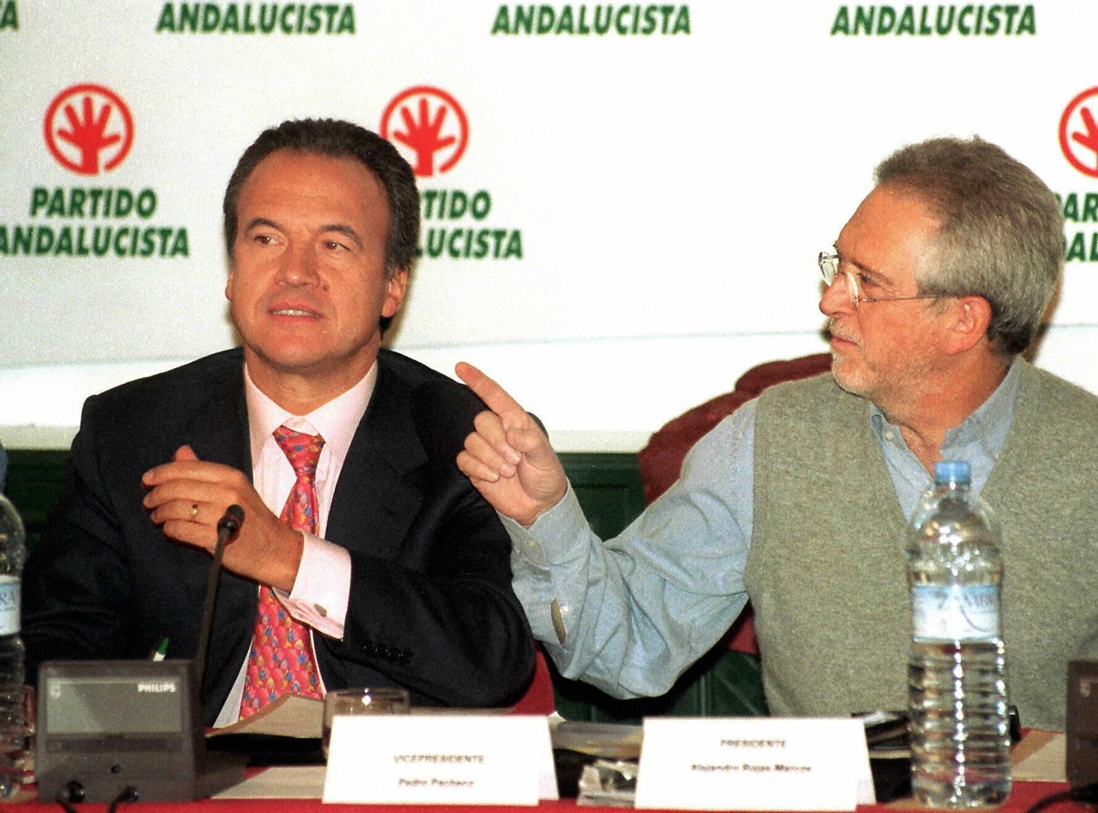 Alejandro Rojas Marcos (d) y Pedro Pacheco, en un encuentro en 1999. Alejandro Rojas Marcos (d) y Pedro Pacheco, en un encuentro en 1999.