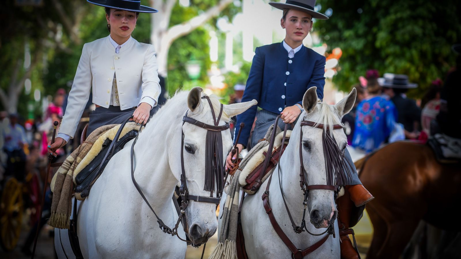 Dos amazonas disfrutan del paseo de caballos.
