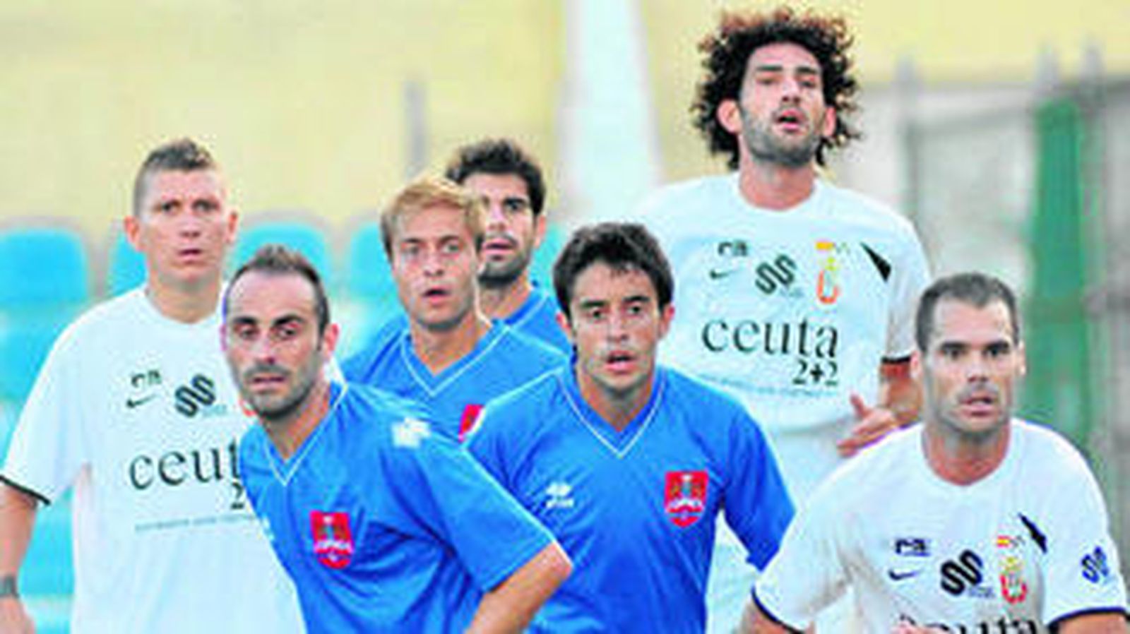 Mansilla y Javi Navarro, a la derecha, pendientes de un saque de esquina.