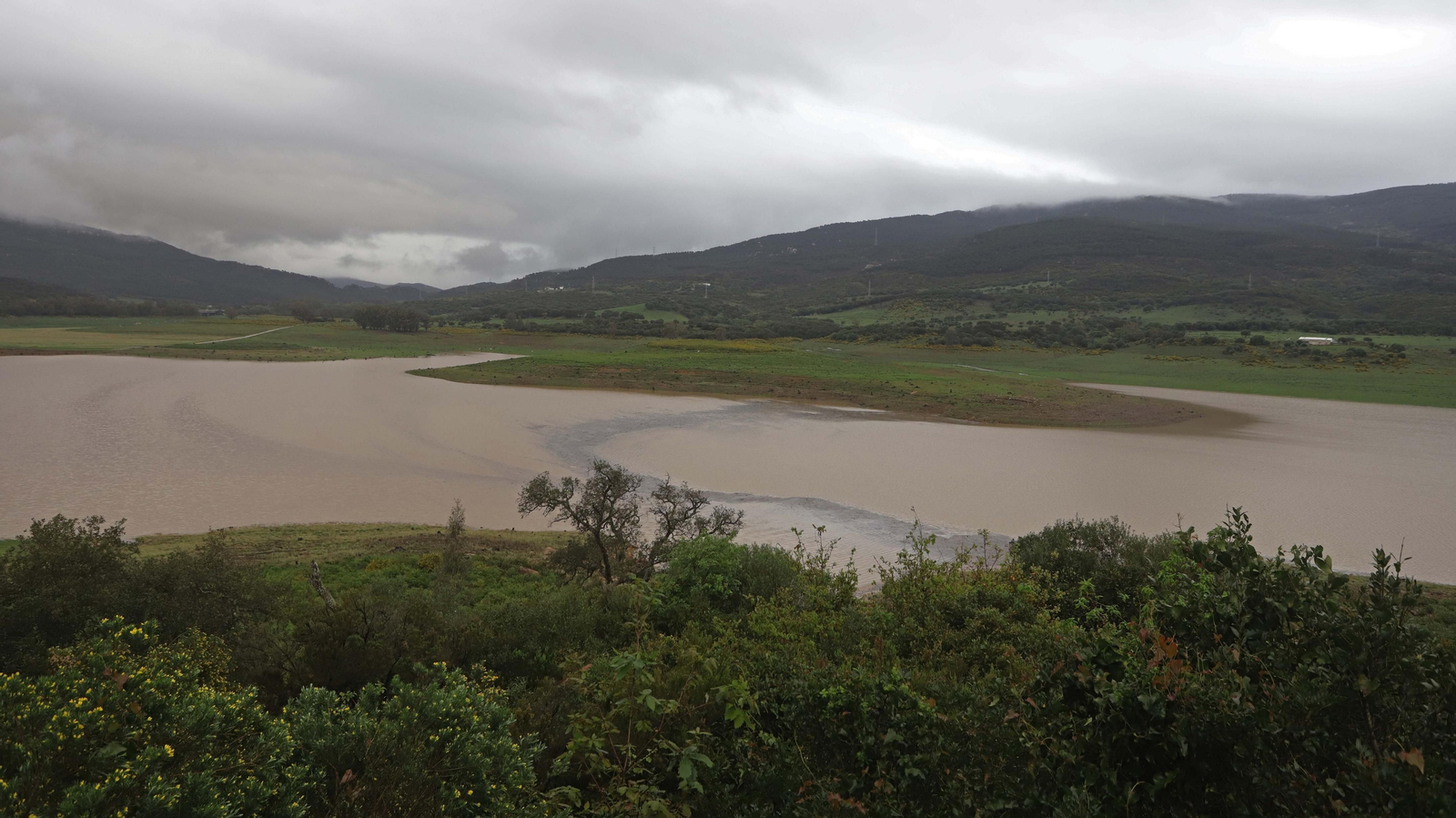 El embalse de Charco Redondo, tras las lluvias de marzo.