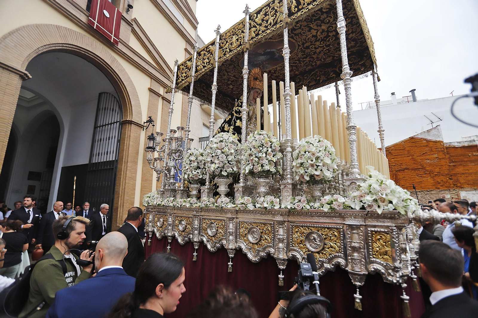 Imágenes de la salida extraordinaria de la Virgen del Rocío y Esperanza