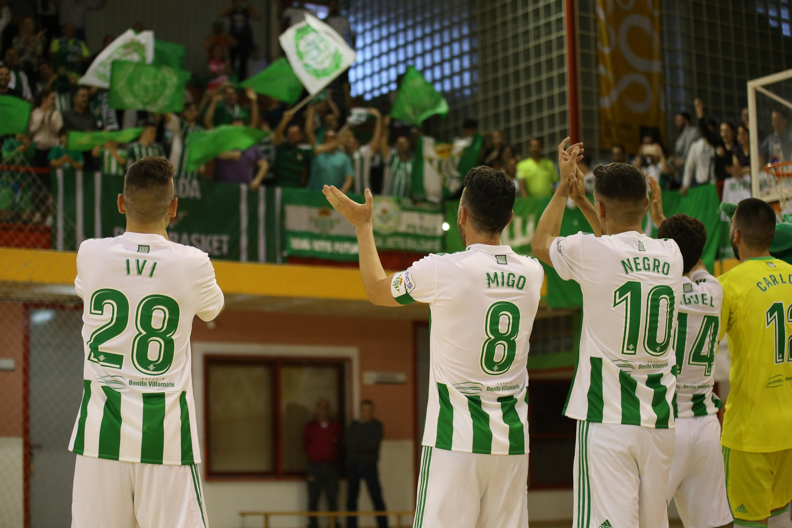 Migo y Miguel, junto a Negro y Carlos, saludan a la afición tras conseguir una victoria.