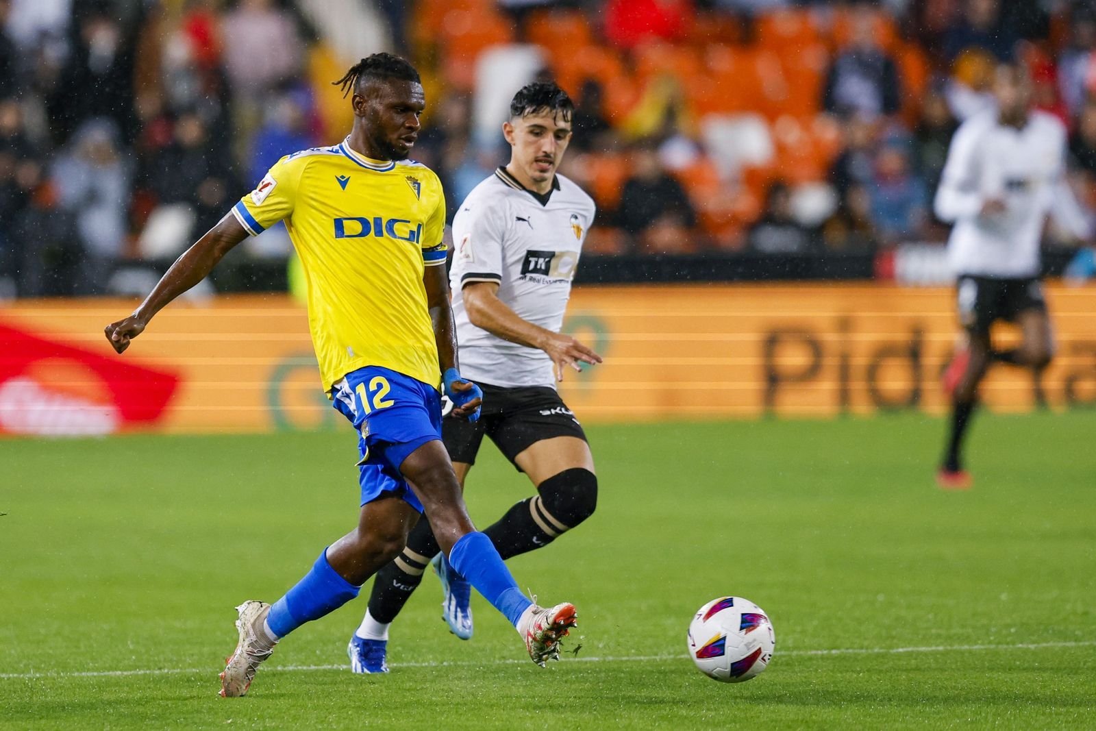 Kouamé desplaza el balón en presencia de Diego López.