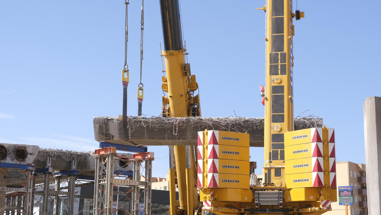 El Puente de la Avenida del Mediterráneo en su última fase de desmantelamiento, en imágenes