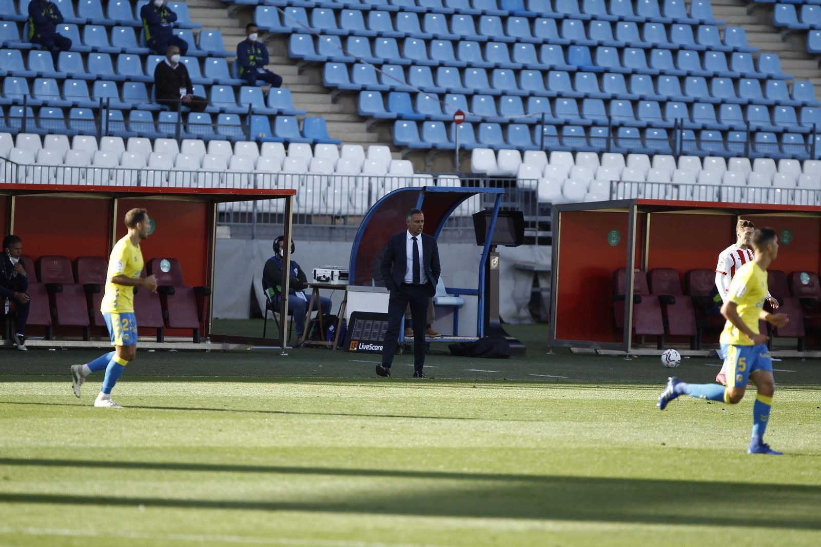 Gomes sigue con atención una primera parte que no le gustó.