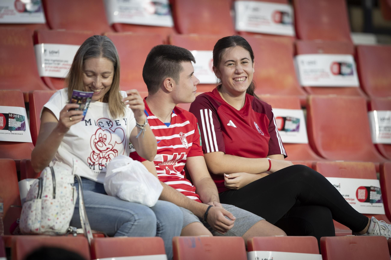 Encuéntrate en la grada de Los Cármenes en el Granada-Leganés