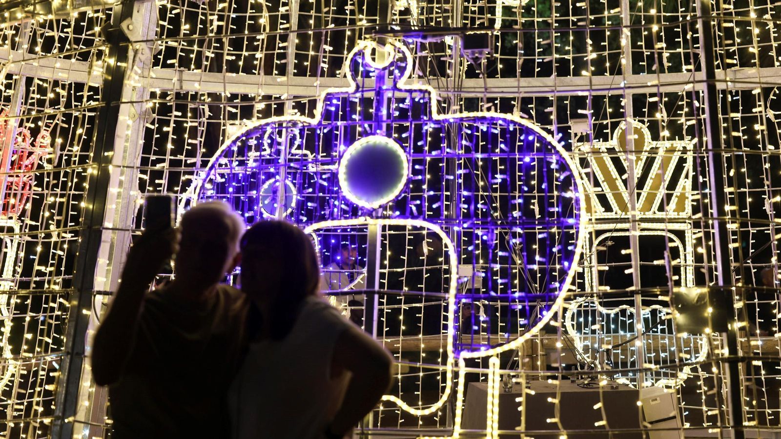 Miles de personas se congregaron para ver el encendido.