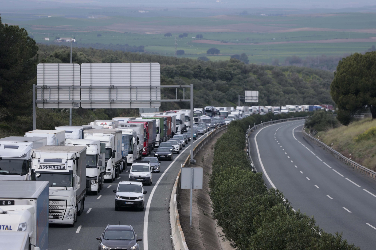 Las imágenes del corte de la A-49 por la protesta de los agricultores