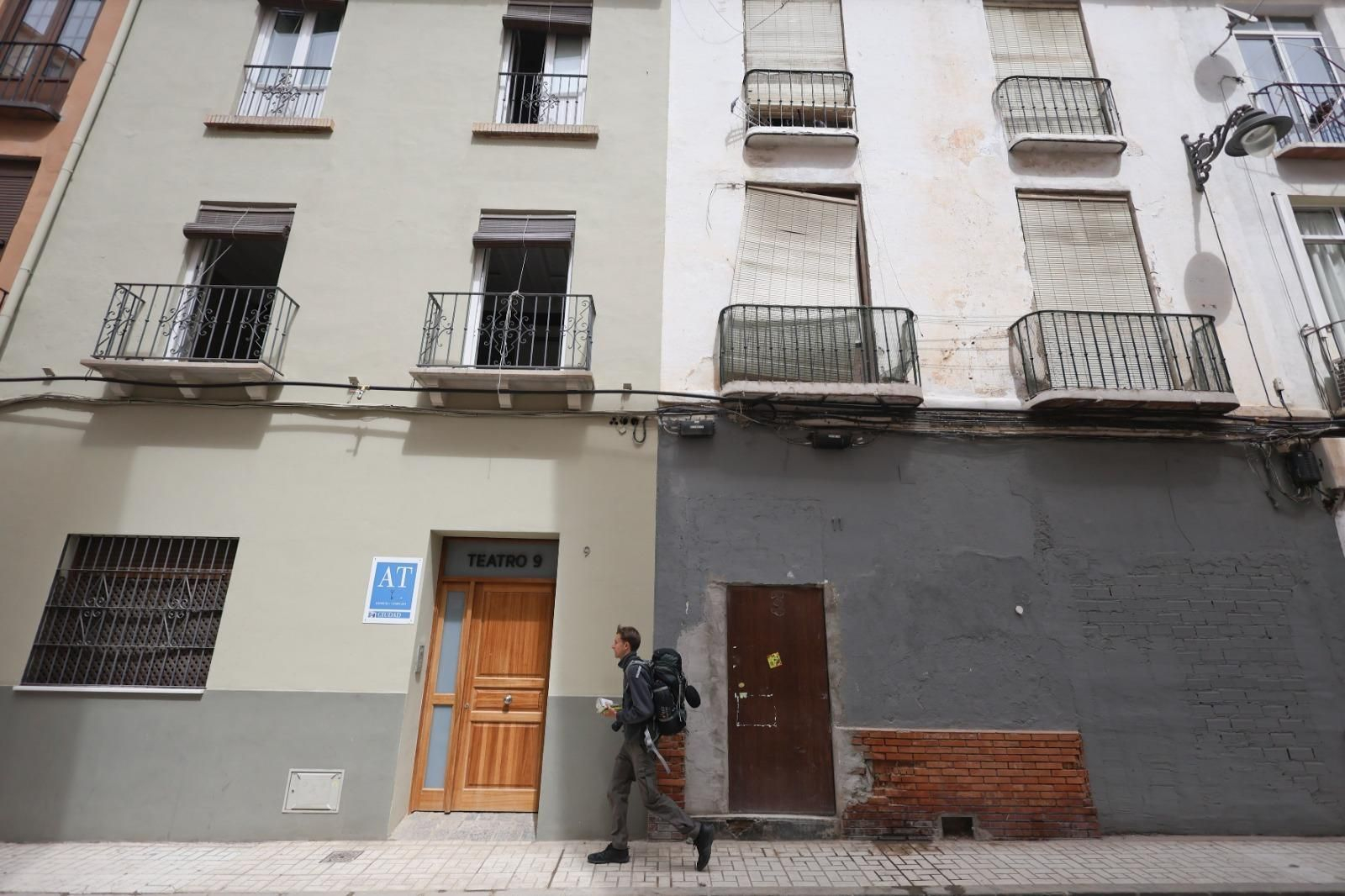 Apartamento turístico junto a un bloque de viviendas