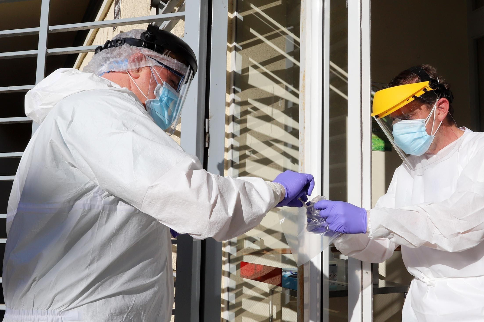 Imágenes del punto Auto-Covid en el centro de salud de Adoratrices