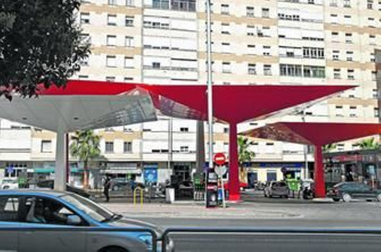 La gasolinera de Segunda Aguada está muy próxima a varios bloques de viviendas.