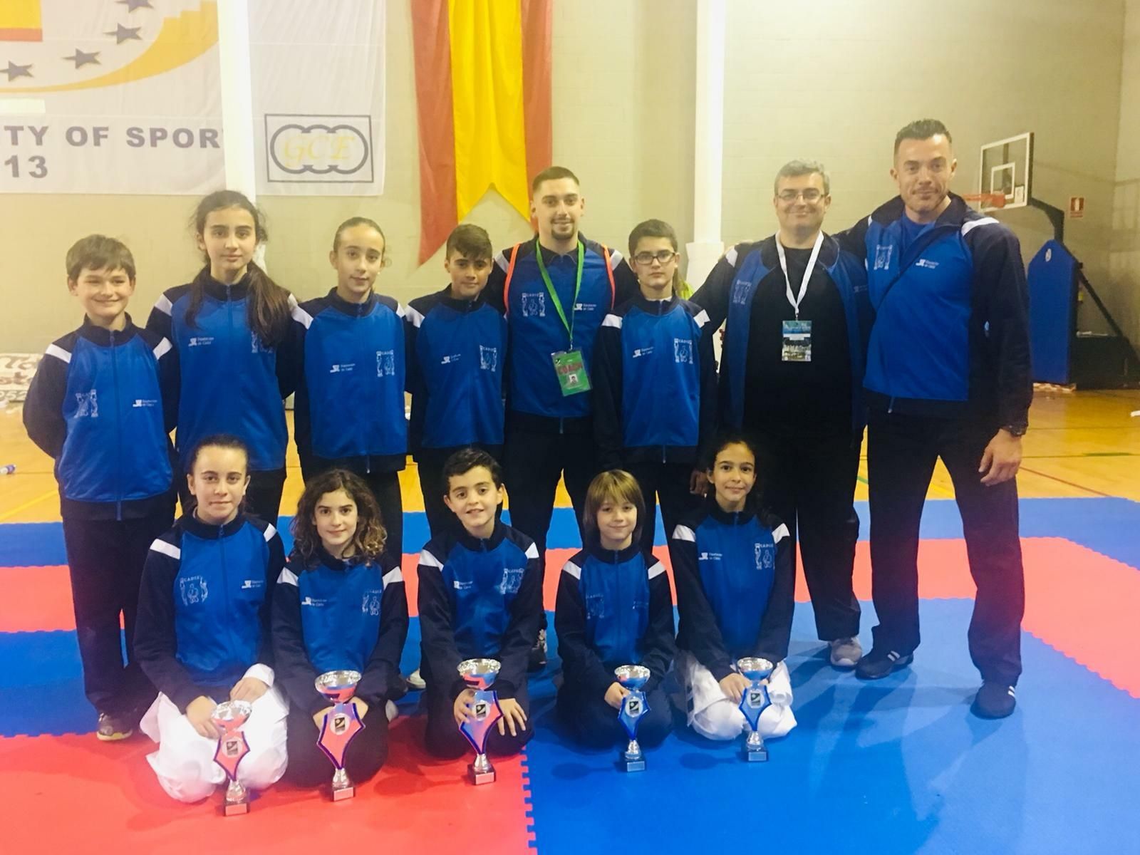 Los representantes del Club Dakentai y la Escuela Municipal en Estepona, con su profesor, Sergio Pérez.