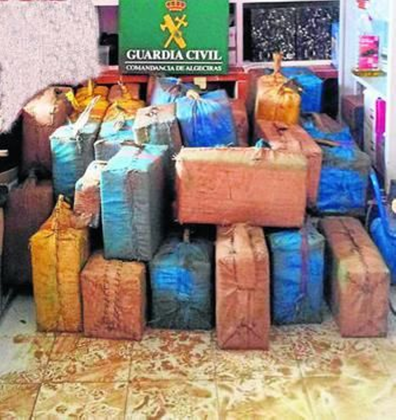 Los fardos de droga en una imagen facilitada por la Guardia Civil.