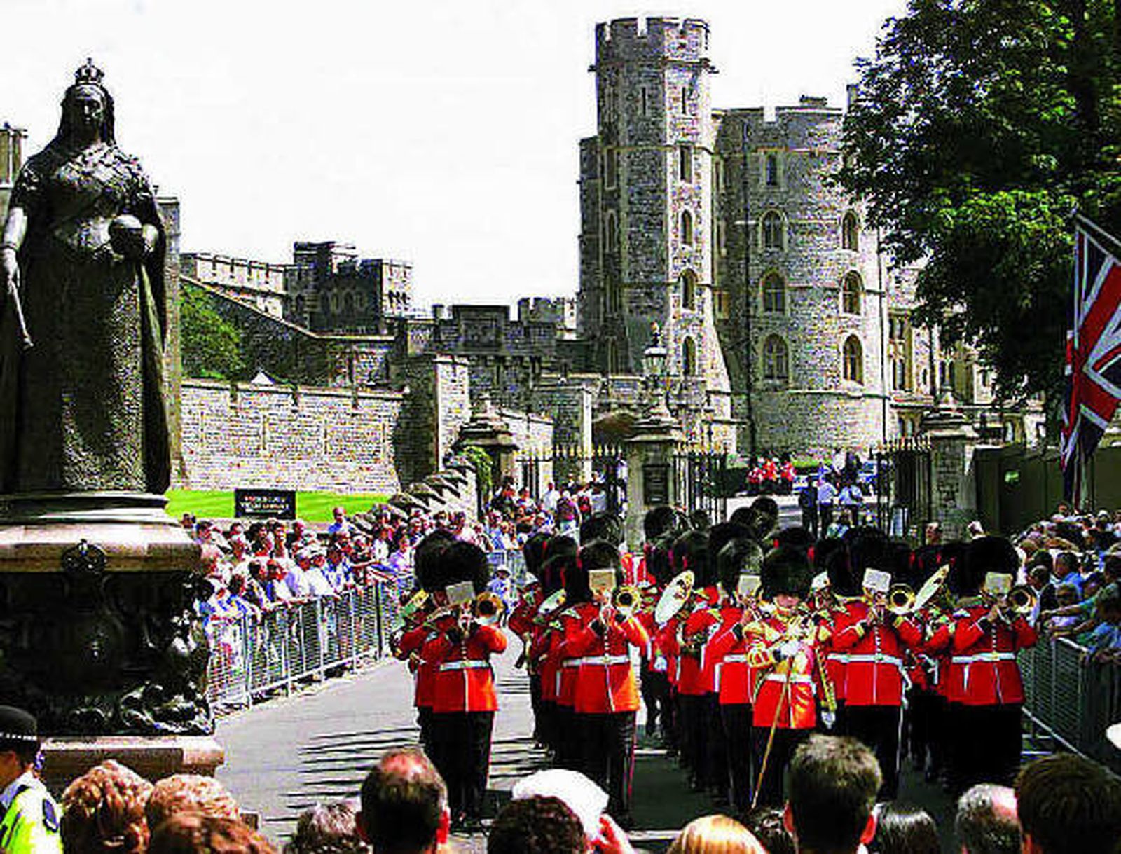 Reino Unido exhibe su riqueza cultural al paso de la antorcha olímpica