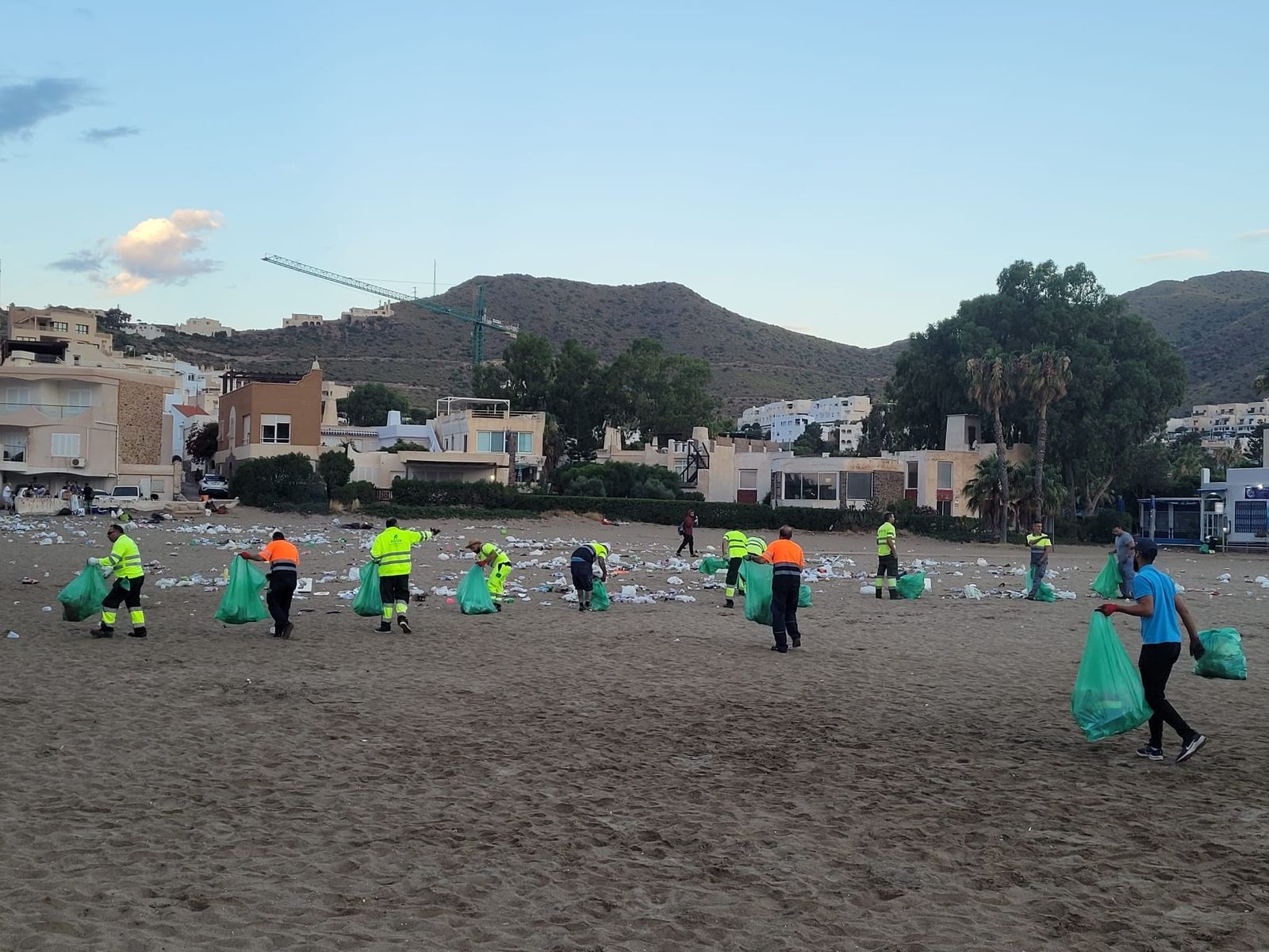 Limpieza de una de las playas del término municipal de Níjar tras la noche de San Juan.