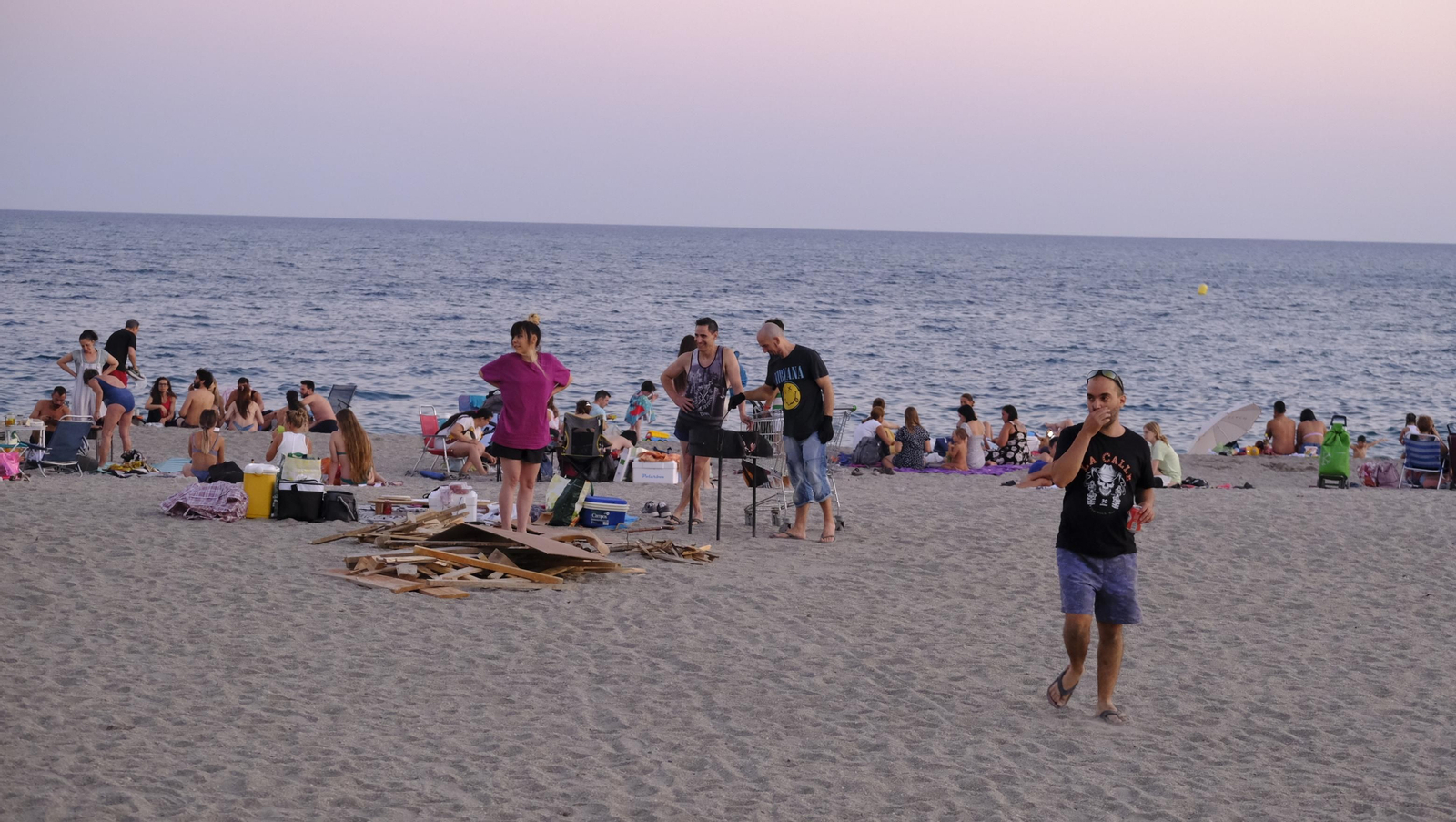 Imágenes de las hogueras de la Noche de San Juan en Almería capital