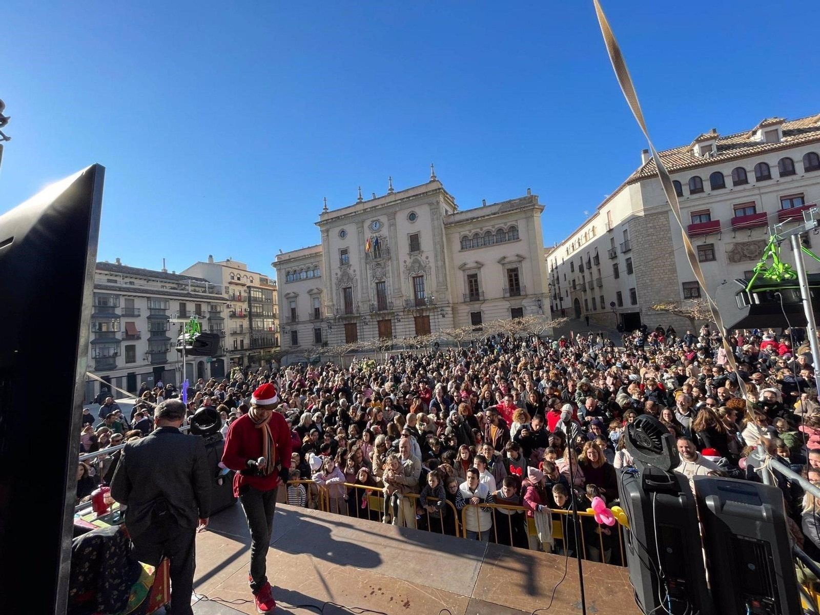 La plaza de Santa María de Jaén se llena de niños con una fiesta infantil la víspera de Nochevieja