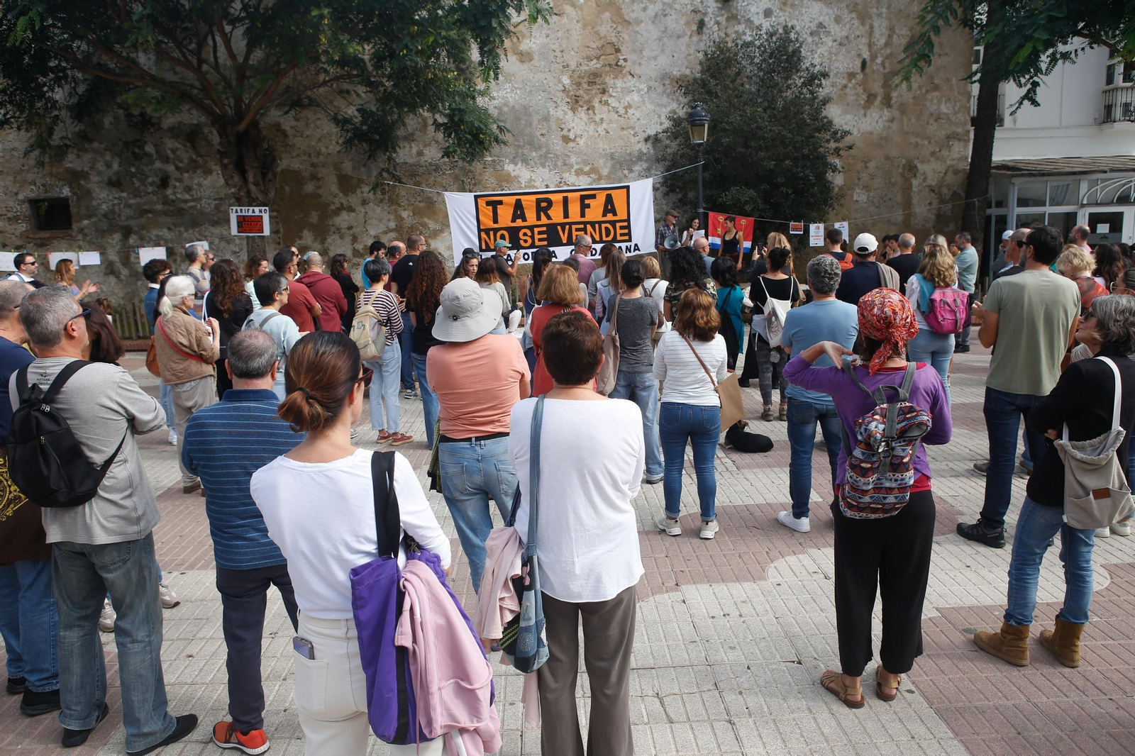 La manifestación por el derecho a una vivienda digna en Tarifa, en imágenes