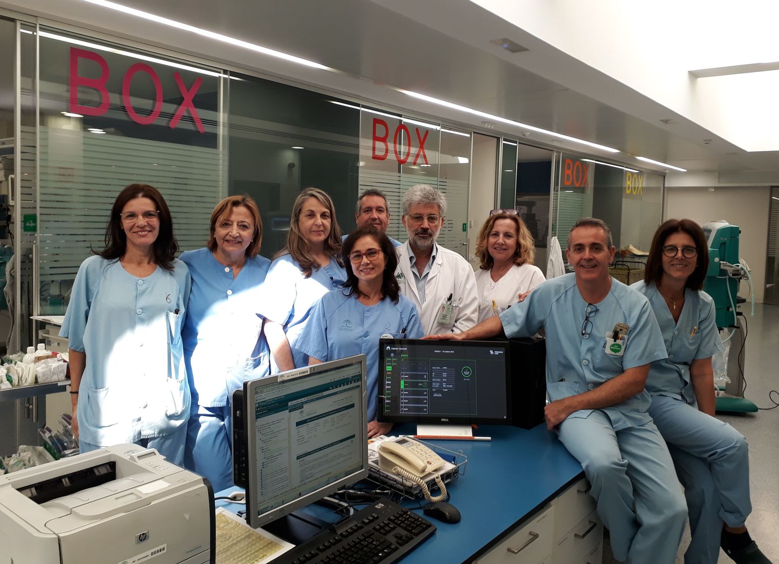 El doctor Antonio Lesmes, director de la Unidad de Cuidados Intensivos en el Valme, en el centro, junto a Montaña Jaén, Francisca Afanador, Esther Oreña, Manuel Montes, Yolanda Fuentes, María Jesús García, José Manuel Andrade y Castillo Díaz, profesionales de enfermería, en las instalaciones de la UCI.