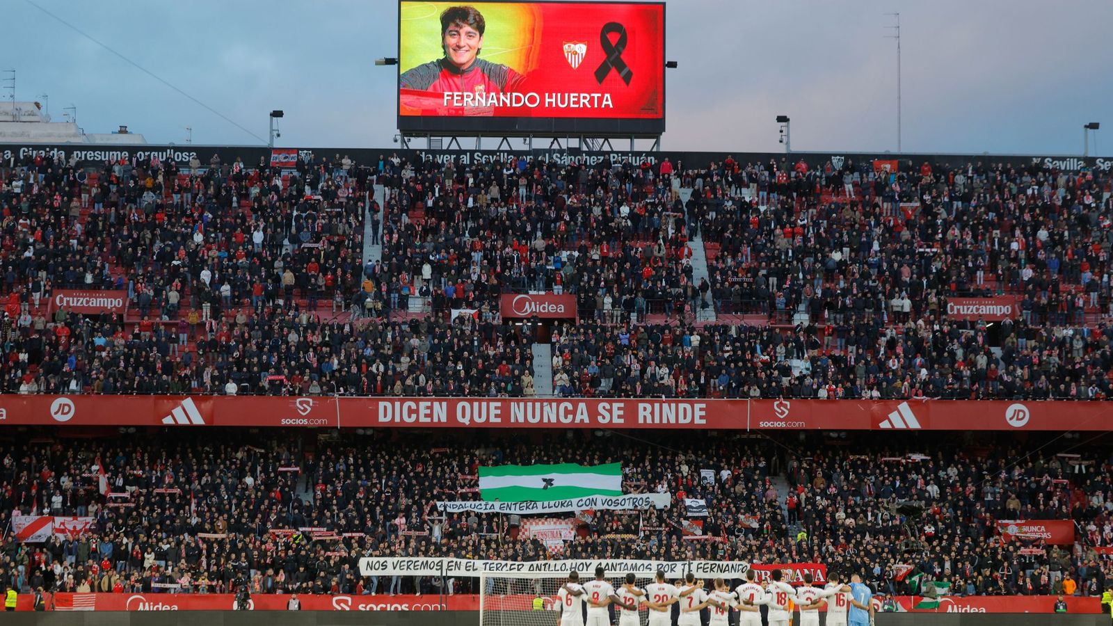 Minuto de silencio antes del Sevilla FC - Athletic Club en memoria de Fernando Huerta y los fallecidos en Adamuz
