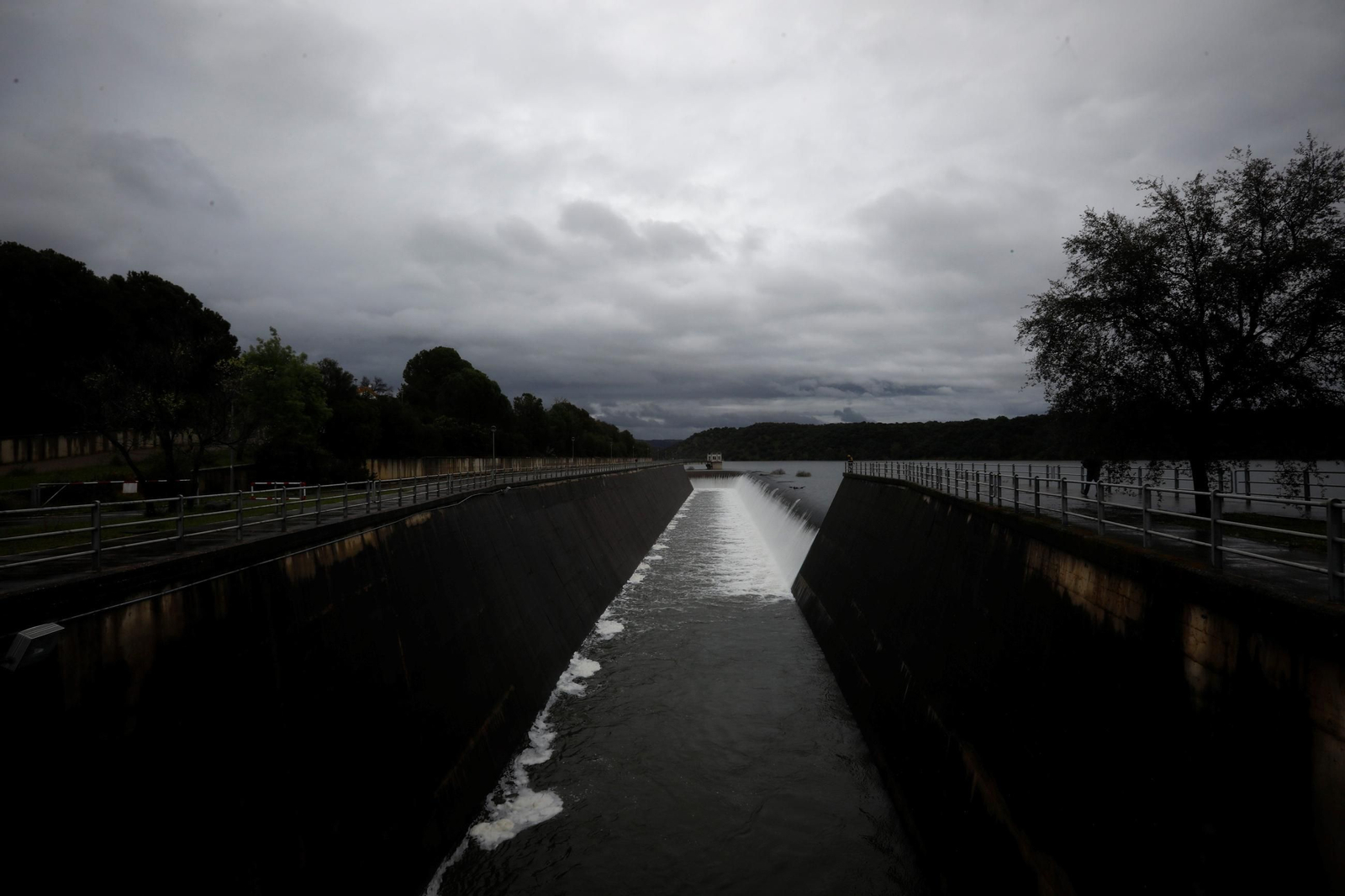 El desembalse del pantano de Navallana, en imágenes