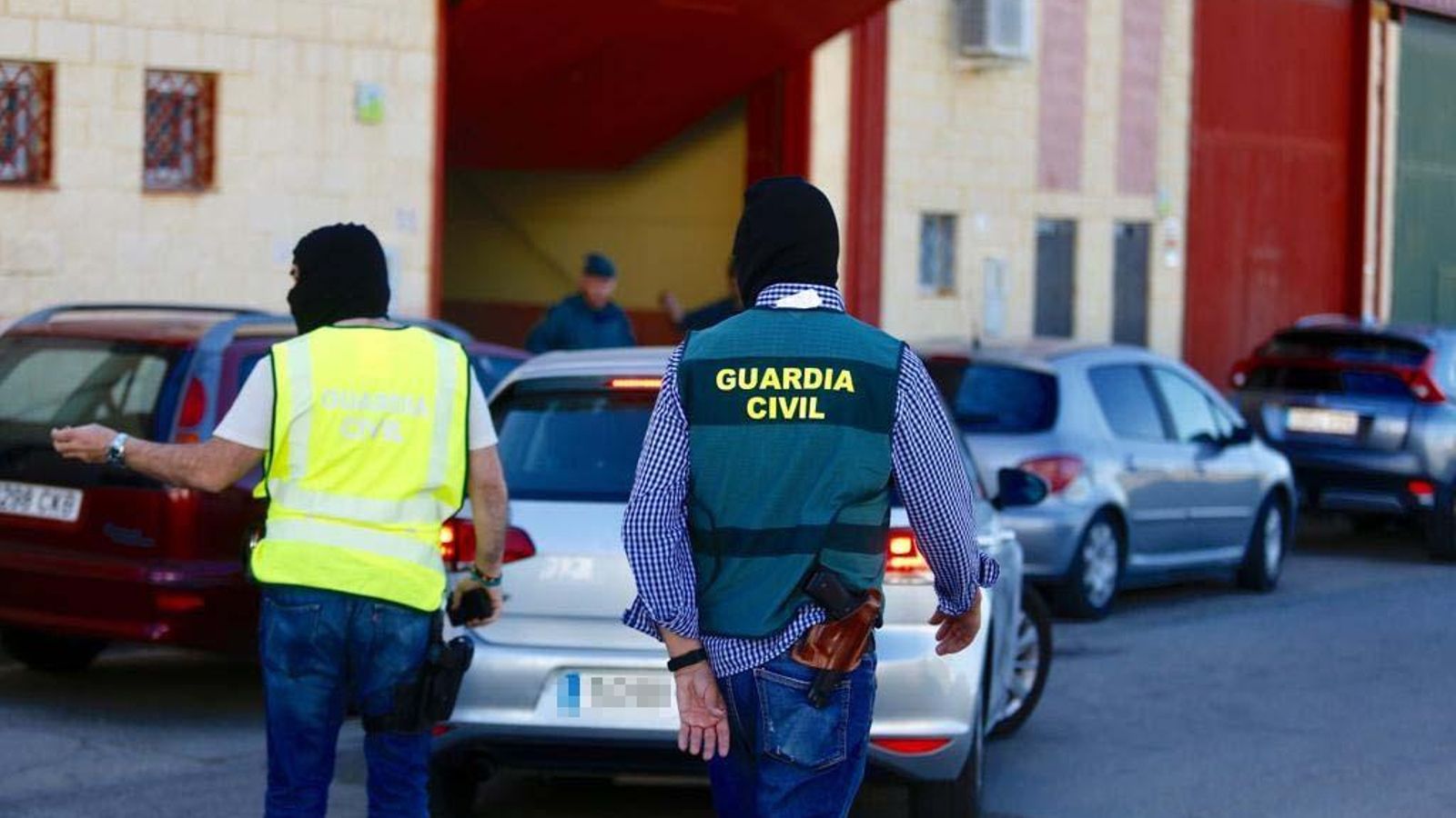 Dos agentes de la Guardia Civil en un momento del operativo en Pilas