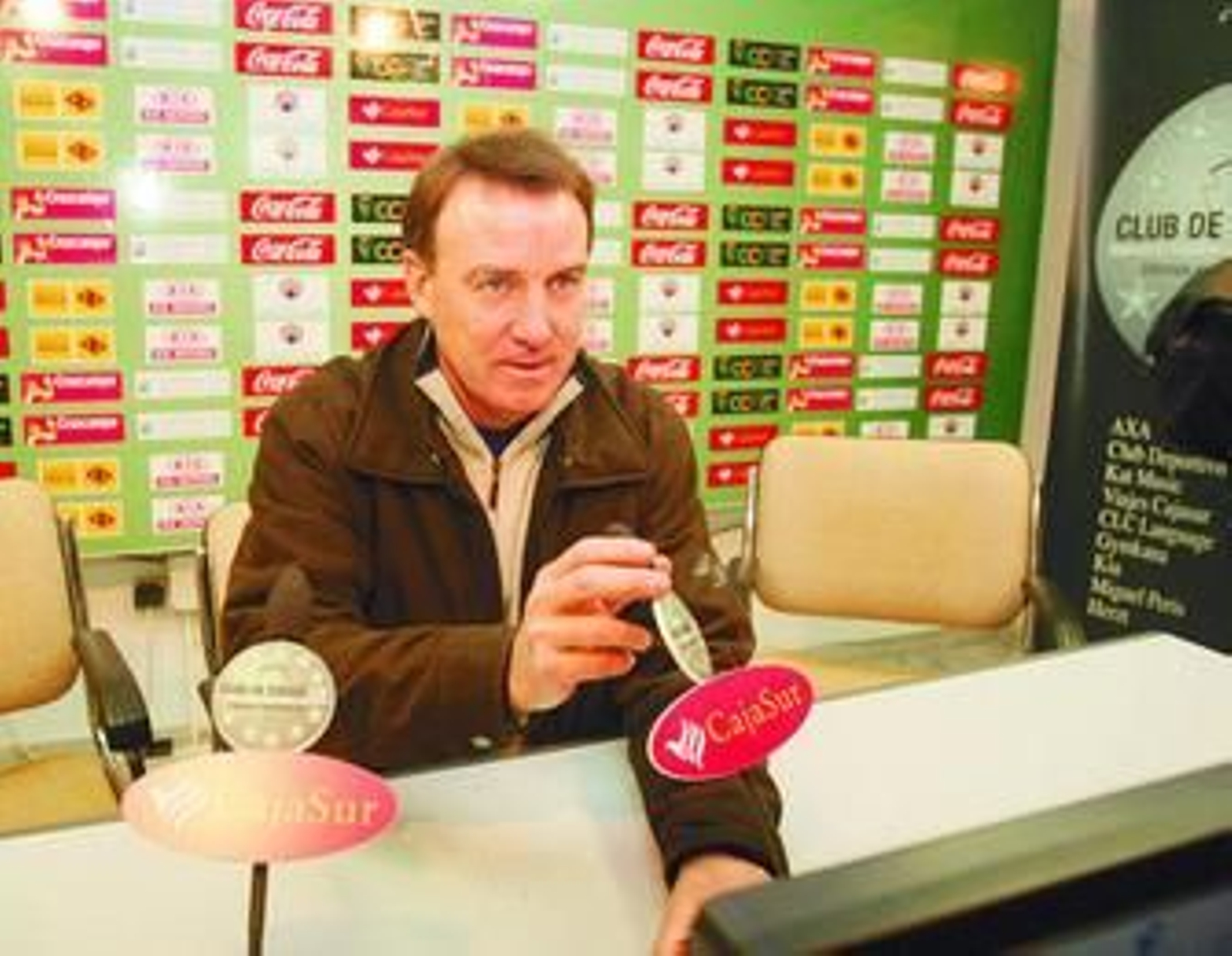 1. José Javier Zubillaga se dispone a atender a los medios en su primera comparecencia pública desde el jueves anterior, cuando fue presentado como nuevo director deportivo del Córdoba. 2. Javi Casas no se separa de Endika, con quien compartió vestuario en el Athletic. El de Sopelana tiene al de Bermeo como cicerone. 3. El primer refuerzo invernal blanquiverde juguetea con el balón sobre el césped de El Arcángel tras ser presentado.