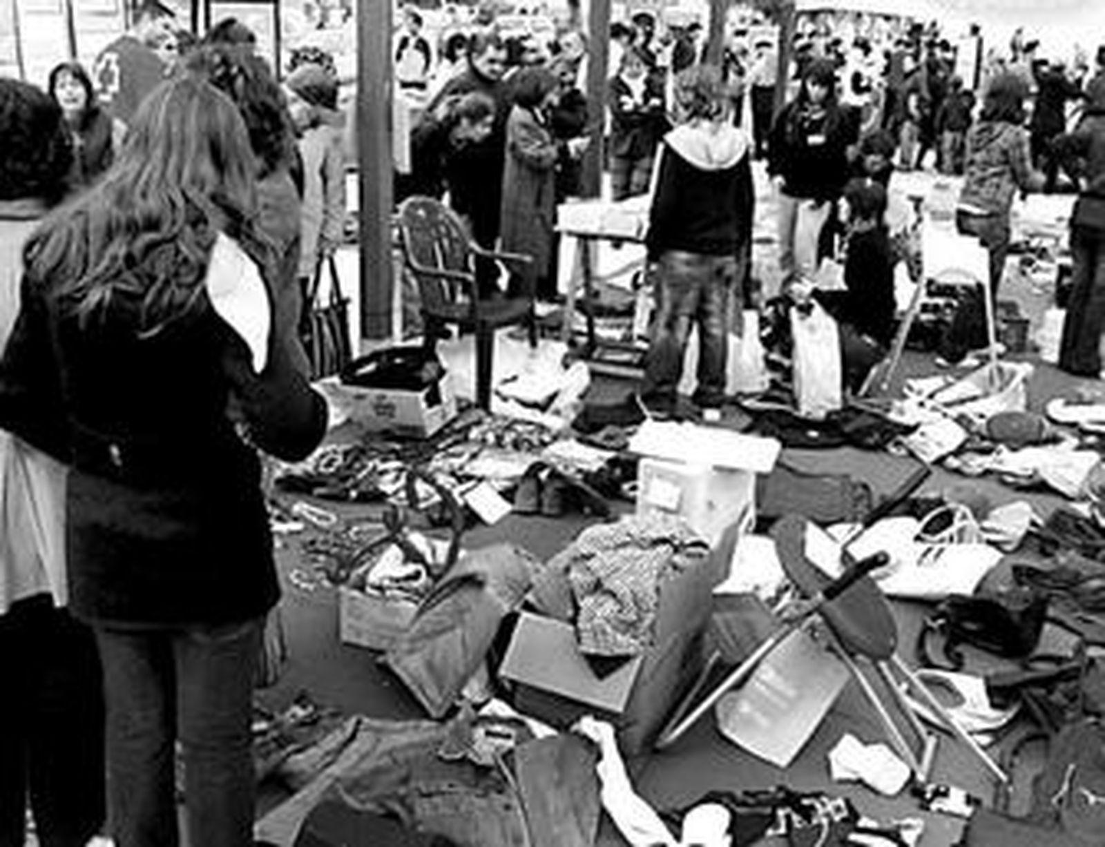Muchas personas asistieron a este mercadillo donde se podían comprar infinidad de objetos.