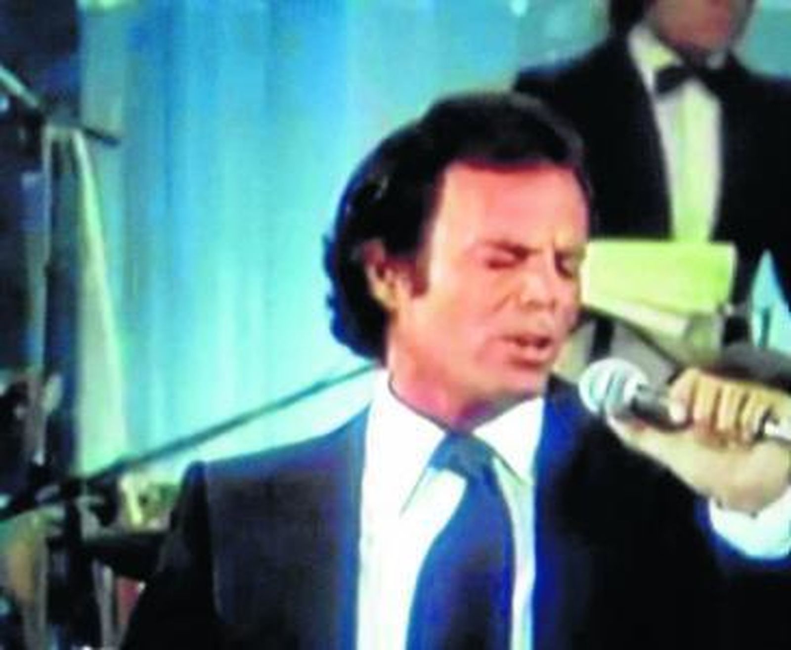 Julio Iglesias, recibido como héroe nacional, abrió la gala de José Mª Íñigo,