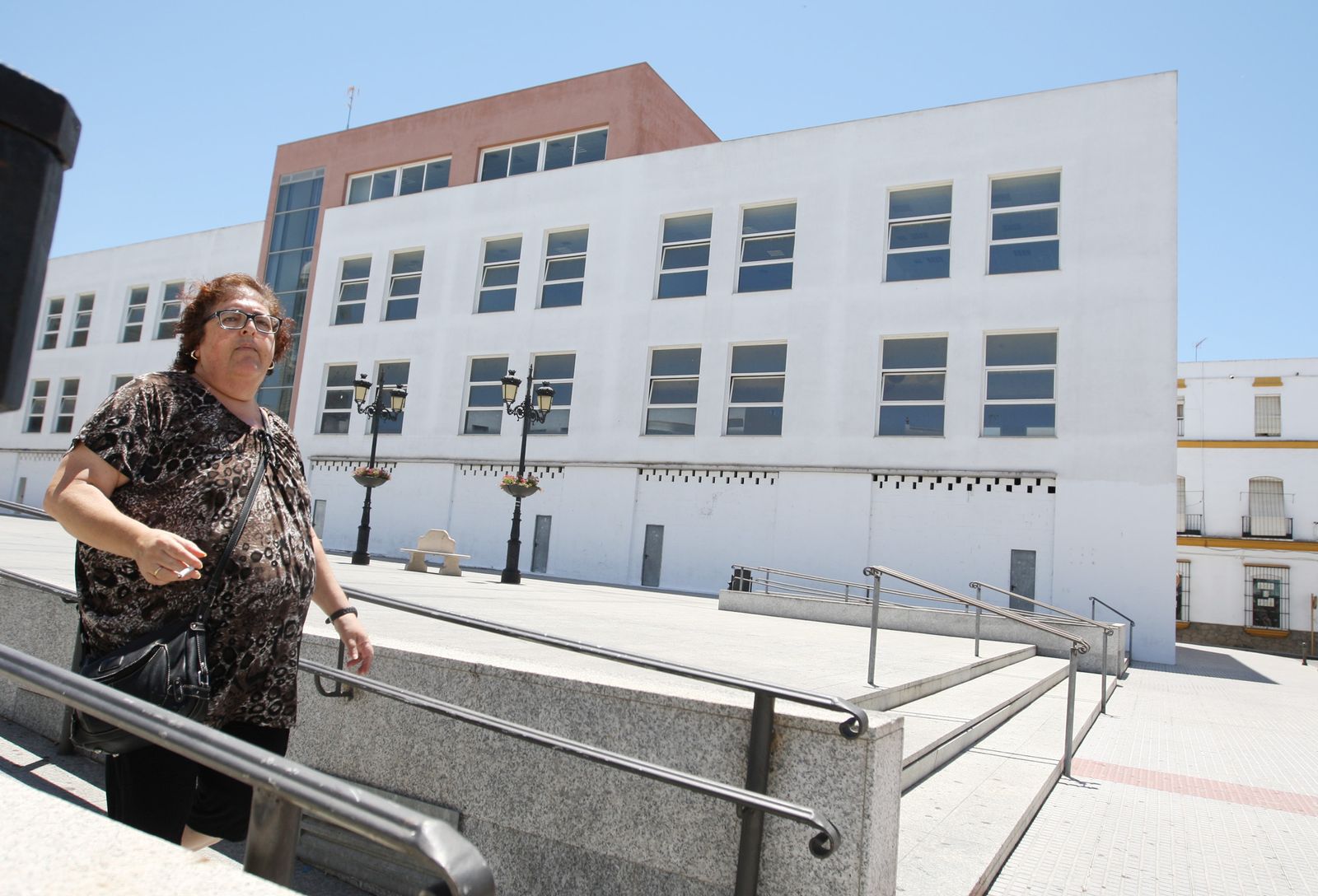 Una mujer cruza frente a la edificación de la Plaza Mayor, en una imagen de archivo.