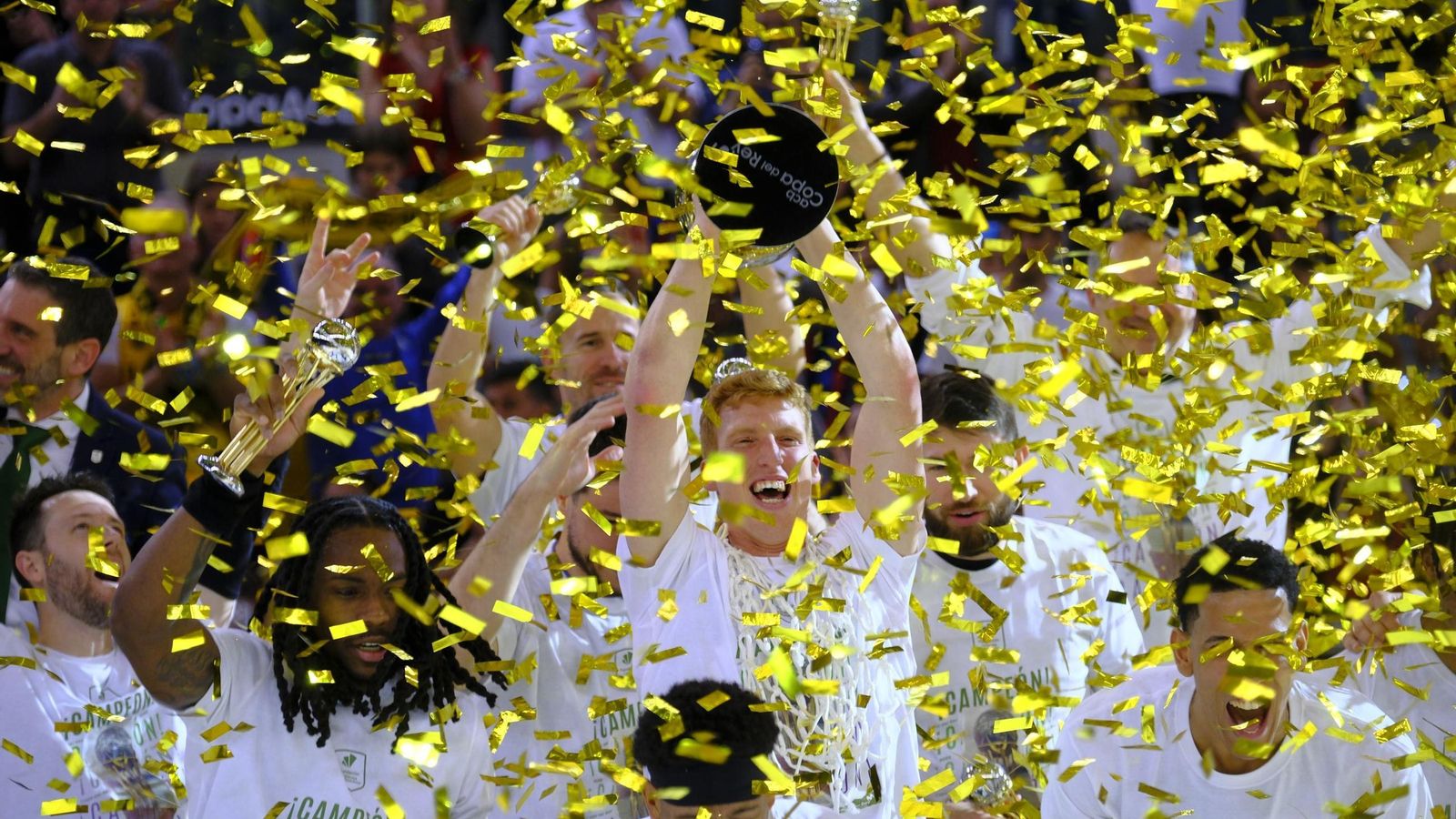 El Unicaja, campeón de Copa: Todas las imágenes del partido, la fiesta y la llegada a Málaga