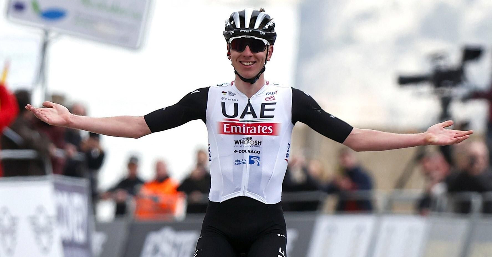 Pogacar celebra su triunfo en la primera etapa de la pasada edición de la Vuelta a Andalucía.