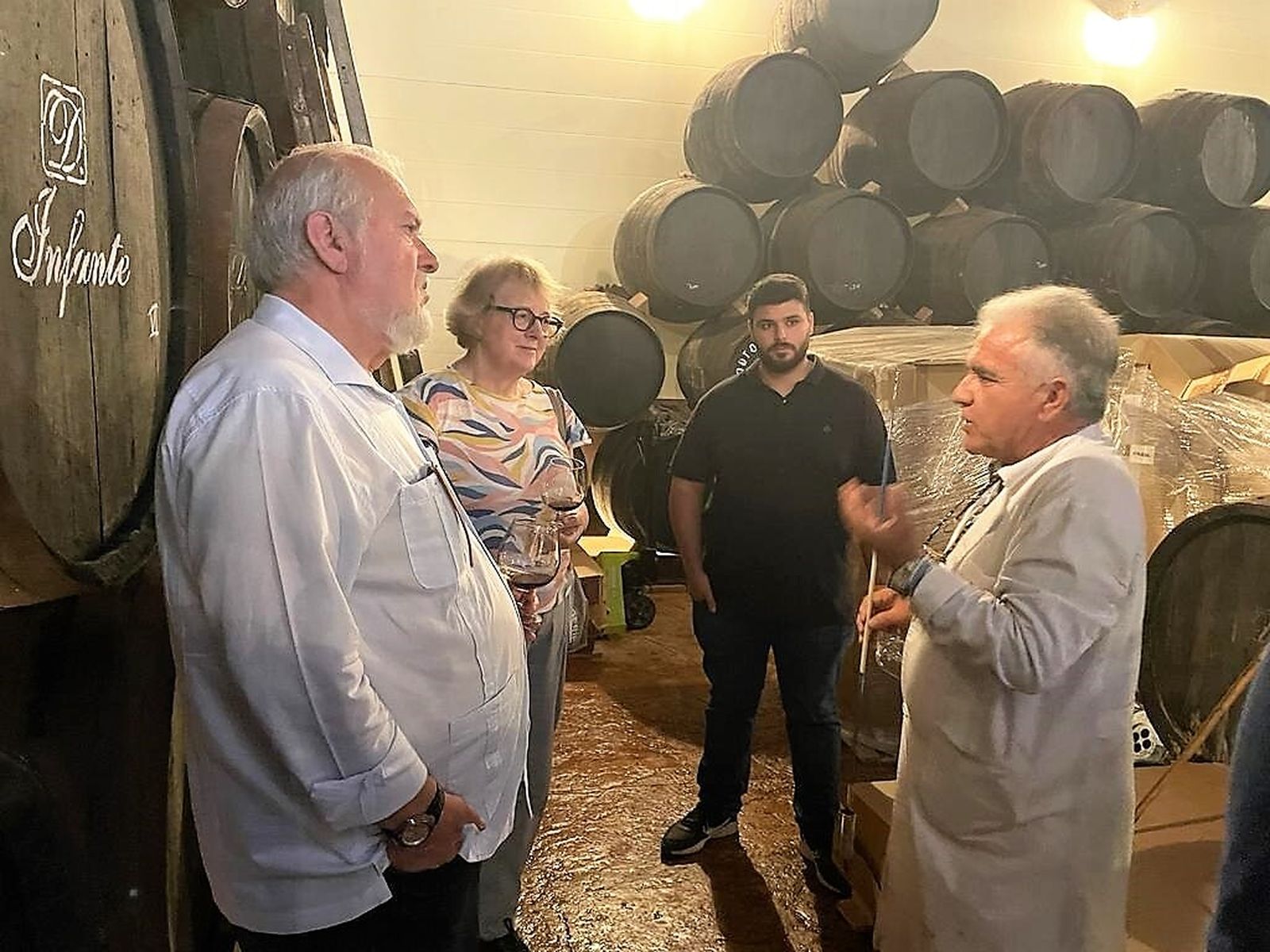 La visita de Sarah Jane Evans a las bodegas del Condado de Huelva.