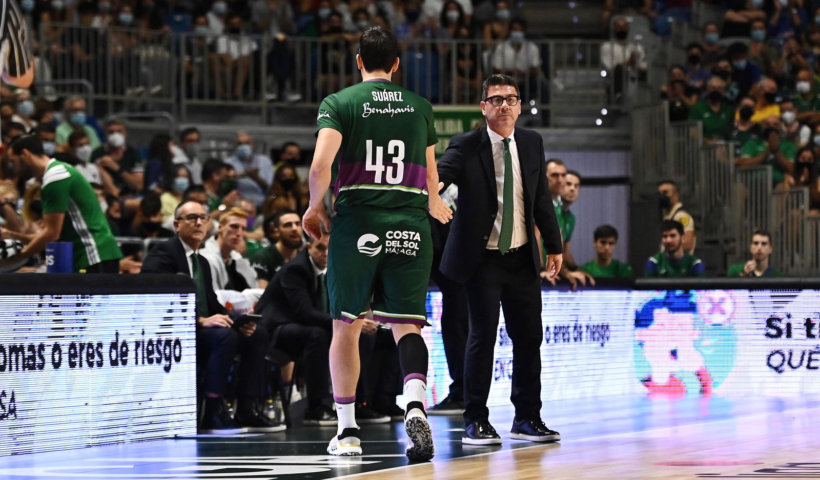 Carlos Suárez choca la mano con Fotis Katsikaris.