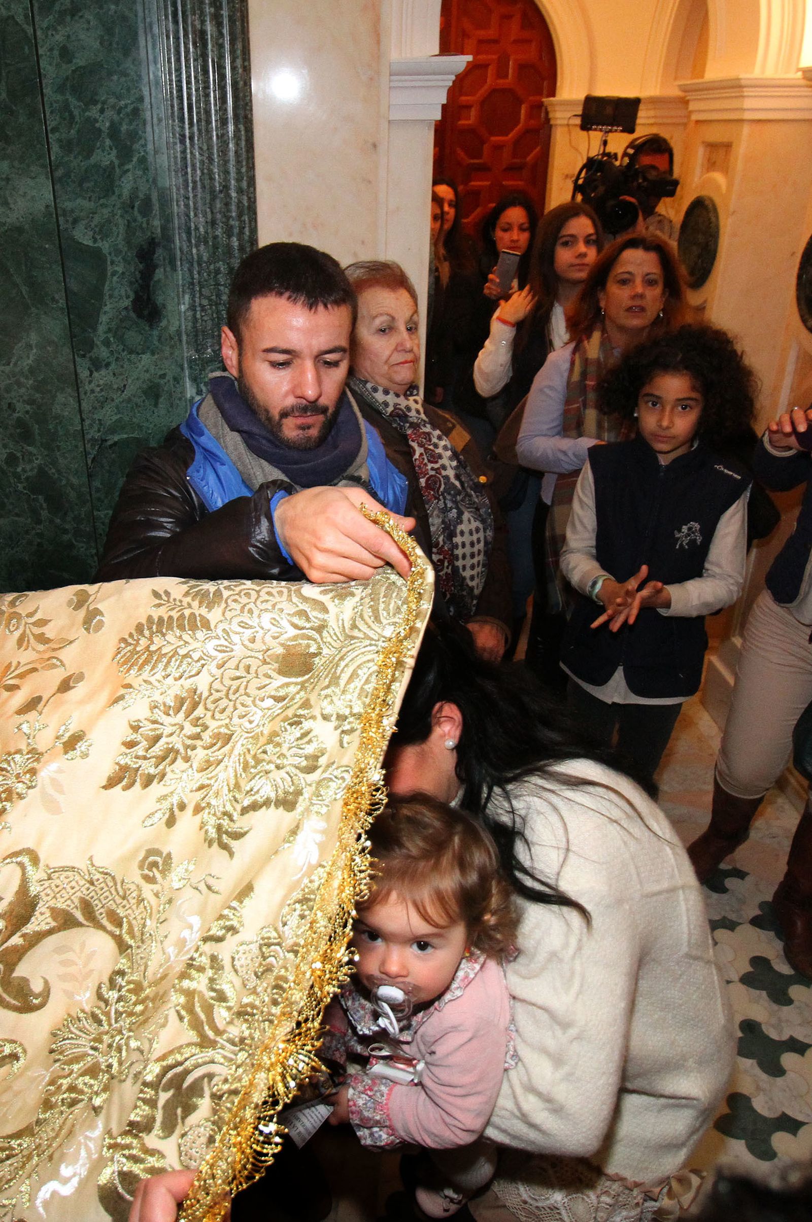 El Rocío celebra La Candelaria con la presentación de los niños a la Virgen, en imágenes